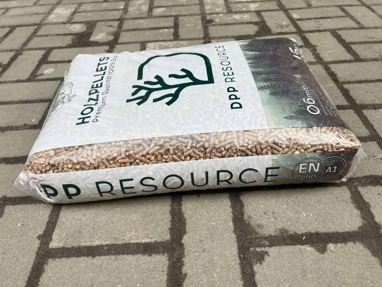 Zak DPP Resource pellets op bestrating