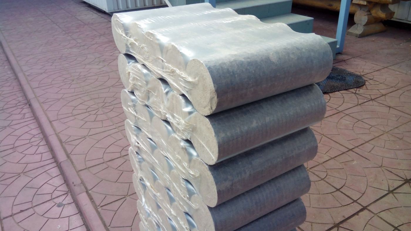 Shrink-wrapped pack of oak Nestro briquettes