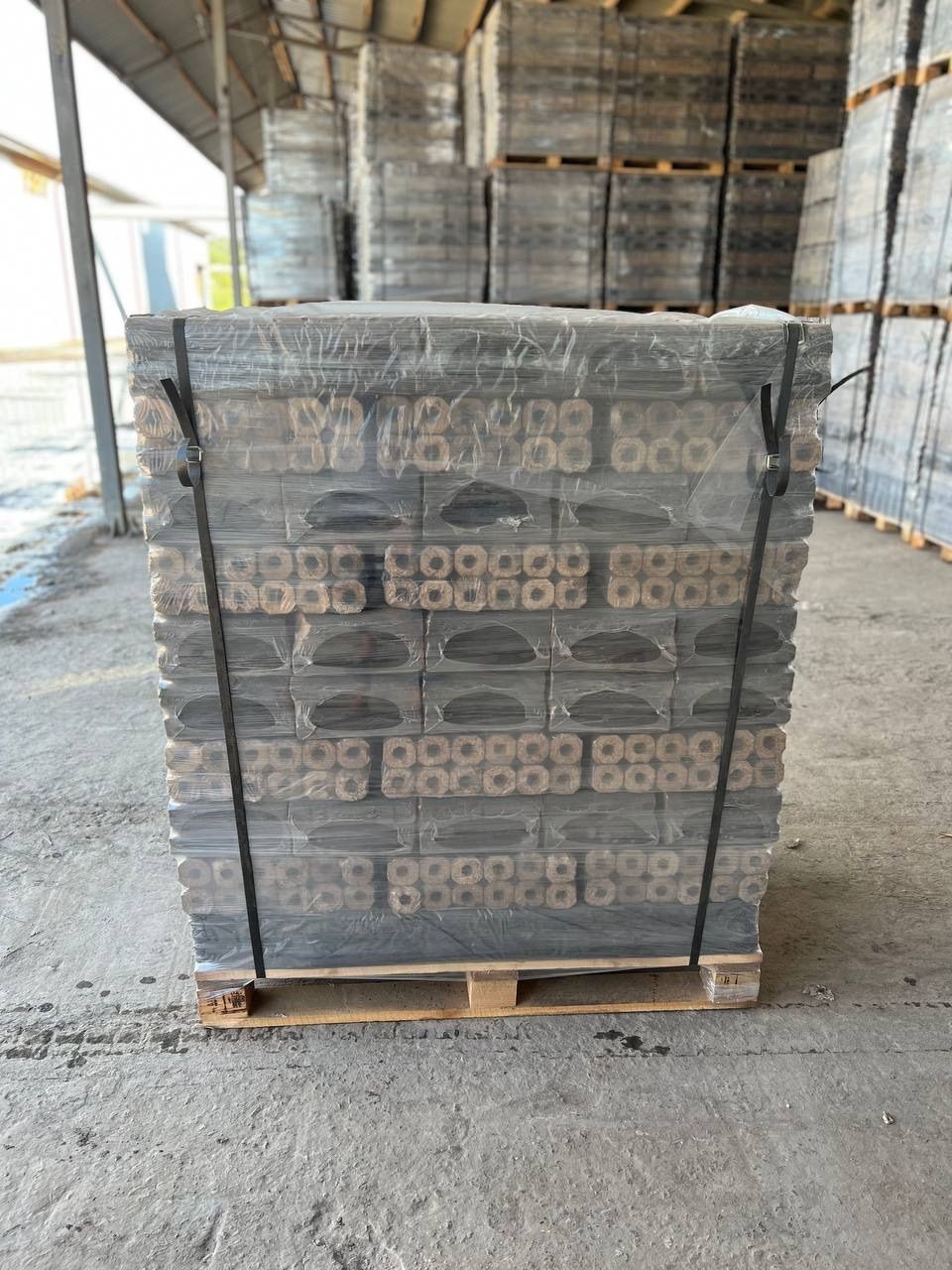 Pallet of oak Pini Kay briquette packs