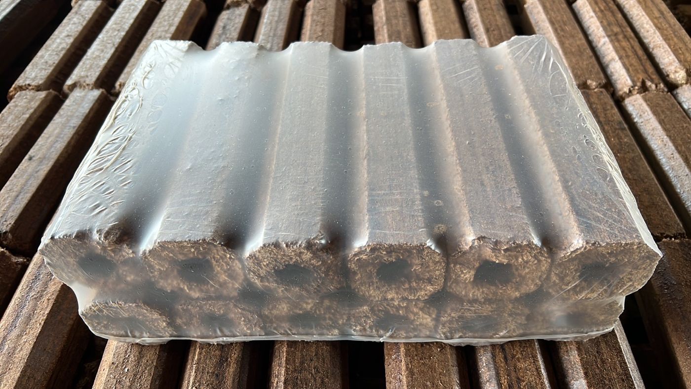 Pallet of pine Pini Kay briquette packs