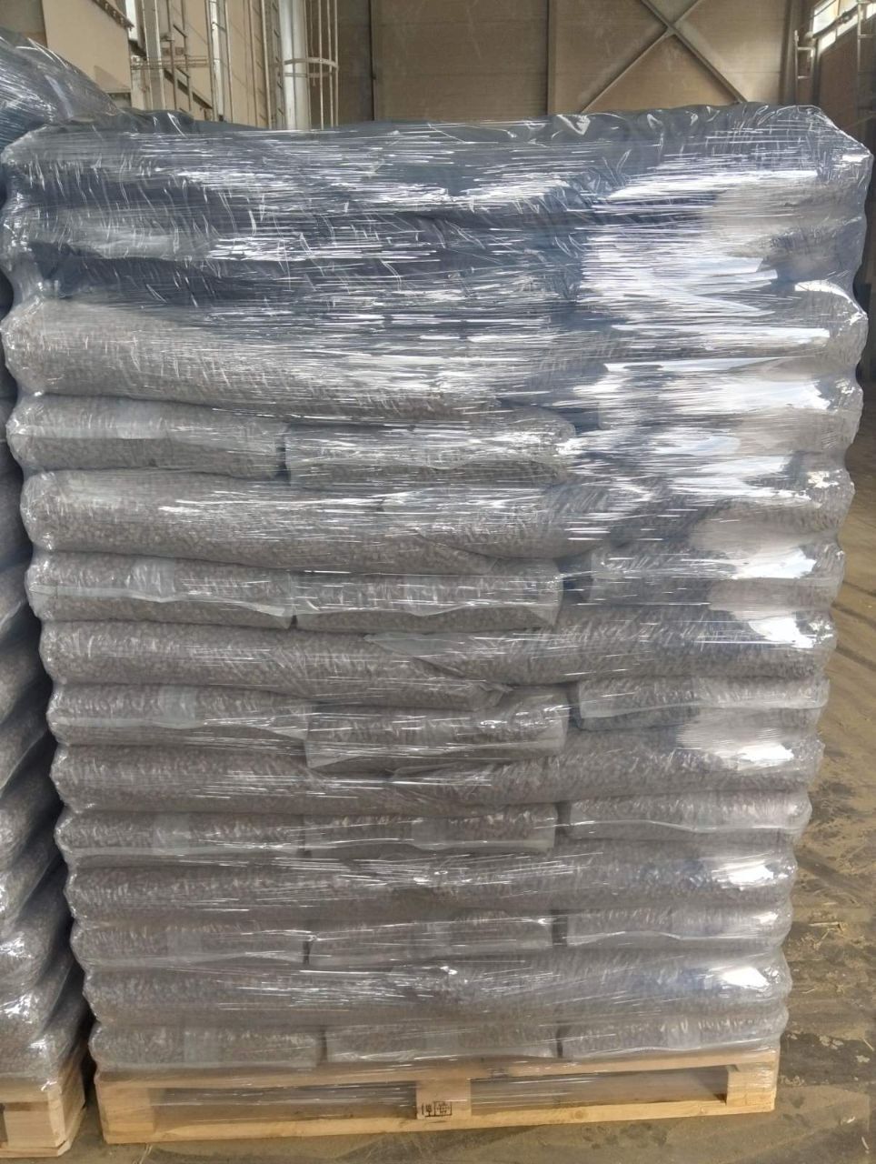 Pallet met zakken stropellets