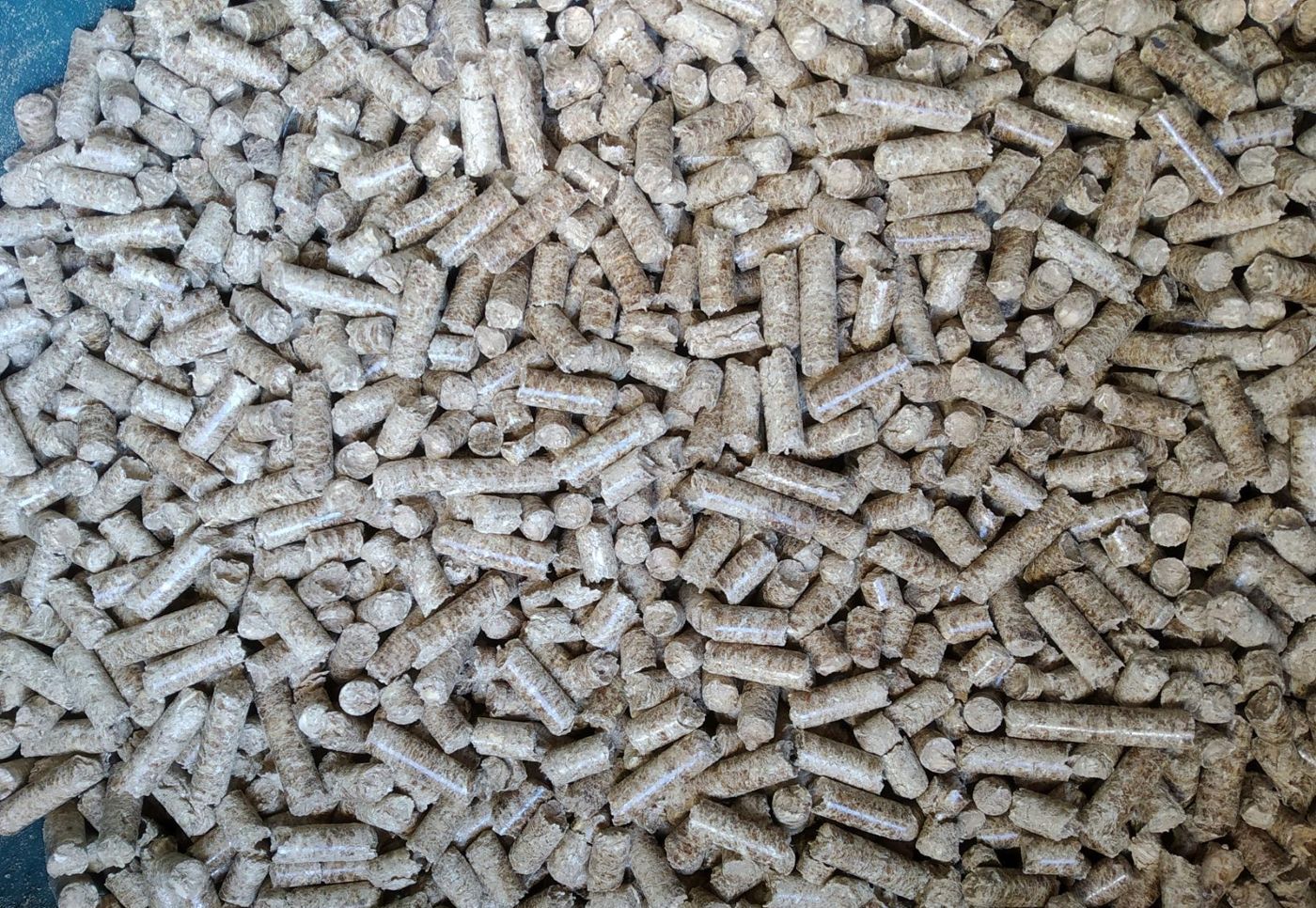 Close-up van lichte eiken houtpellets